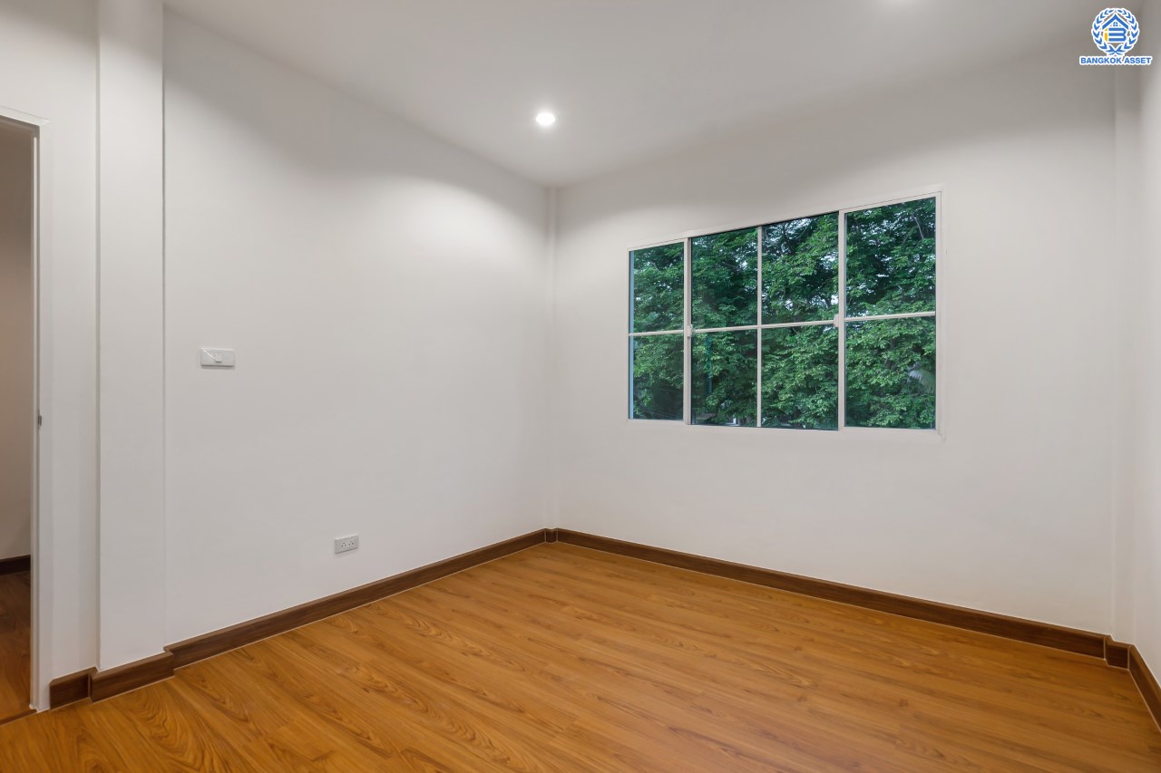 บ้านมือสองตกแต่งใหม่ ม.ชลลดา วัดลาดปลาดุก คุณภาพระดับ L&H บนเนื้อที่ 63.5 ตร.ว. ฟังก์ชัน 3 ห้องนอน 2 ห้องน้ำ 3 ที่จอดรถ บนทำเลศักยภาพ เพียง 15 นาทีถึง เซ็นทรัลเวสท์เกต ใกล้รถไฟฟ้าสายสีม่วง "สถานีคลองบางไผ่"